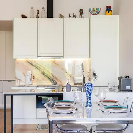 דירה Duque Flat - Ac & Balcony By Lovelystay